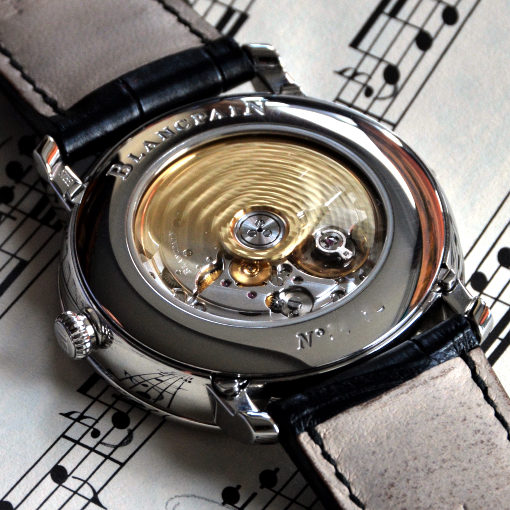 caseback photo with spinning rotor