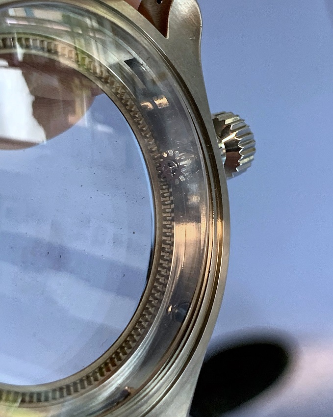 Internal bezel crown