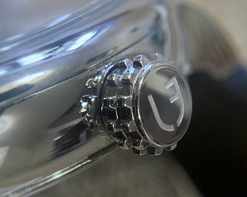 Crown macro of Le Régulateur Louis Erard x Vianney Halter