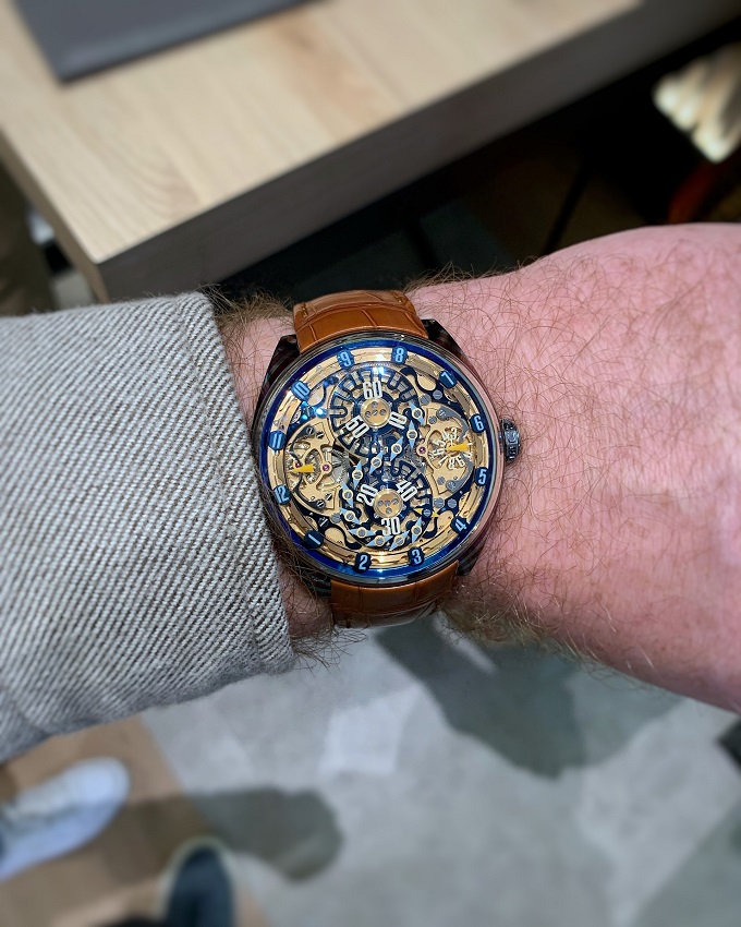 Genus watch in rose gold